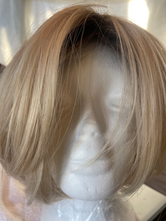 Other - Short Blonde Women's Synthetic Wig - Stylish Layered Bob